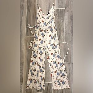 American Eagle Cream Floral Jumpsuit with Leg Slits Size 6